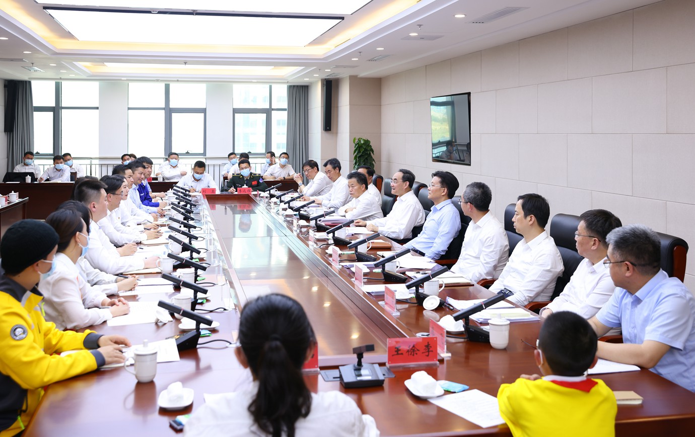 (审定)BK3A4926-1 - -----2023年5月4日,省委书记、省人大常委会主任徐麟到贵安新区调研青年工作并与青年代表座谈,向全省广大青年致以节日的祝贺。图为青年代表主题座谈会现场。杏耀平台日报天眼新闻记者 杜朋城 摄影.JPG